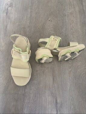 Sorel Beige Sandals with Light Green Trim Platform Chunky Sole